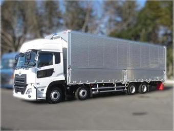 ＵＤ トラック　クオン（アルミウィング） 4軸低床 ハイルーフ / 積載13,800kg / 10,830cc / AT