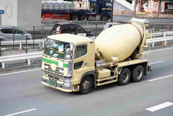 ミキサー車とは?仕組みや各部分の構造、操作方法を徹底解説!